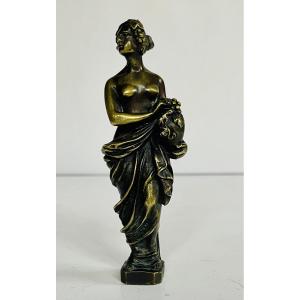 Personnage féminin en bronze 